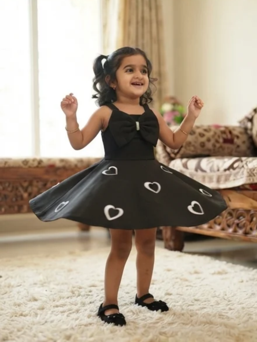 Elegant Black Sleeveless A-Line Party Dress with White Heart Appliques and Bow